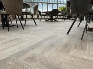Gelegde vloertegels door Rietmeijer Tegels
